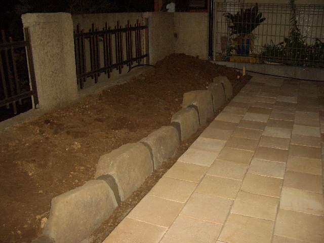 施工後２ 既存の飛び石を花壇に使用